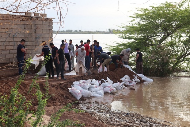 سیلاب یکی دیگر از روستاهای شادگان را محاصره کرد