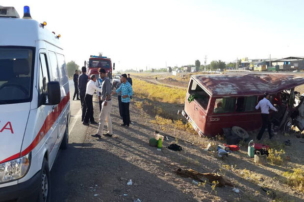 ۲۱ مسافر بر اثر واژگونی مینی بوس در قزوین مصدوم شدند