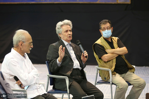 نشست صمیمانه دست اندر کاران و عوامل فیلم مستند «احمد» با سید حسن خمینی