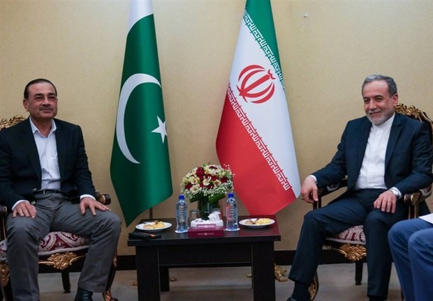  تہران میں فیلڈ مارشل عاصم منیر کی وزیرِ خارجہ عباس عراقچی سے ملاقات

