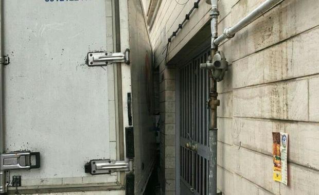 برخورد کامیونت با 3 دستگاه خودرو سواری در سعادت آباد تهران