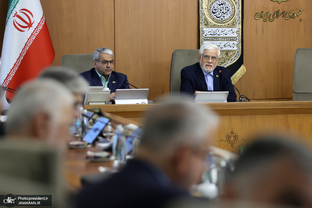 عارف: دستاوردها و عملکرد یکساله دولت به اطلاع مردم رسانده شود/ صداوسیما برای اطلاع‌رسانی عملکرد دولت اعلام آمادگی کرده/ با گرانفروشی برخورد جدی و قانونی خواهیم داشت/ معیشت مردم راهبرد اصلی دولت در برنامه‌های اقتصادی است