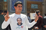 احتزاز پرچم ایران توسط ورزشکاران لرستان در میدان سیاست