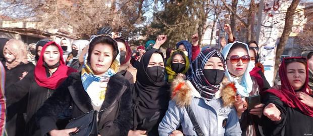 ادامه بدبختیهای افغانستان در سایه طالبان ؛حکومت 60 هزار زن دیگر را بیکار کرد