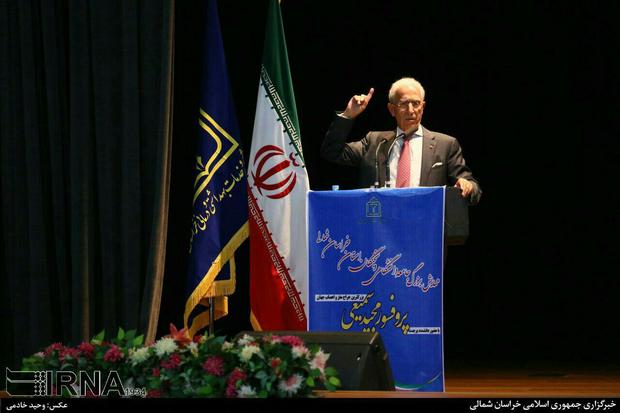 پروفسور سمیعی: محققان و پژوهشگران در ایران نباید کم درآمد باشند