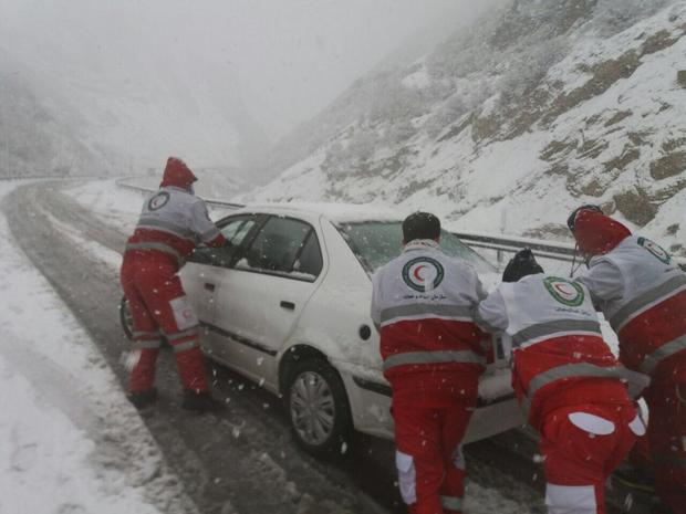 اعزام 6تیم امدادگرهلال احمر مازندران به روستاهای برفگیرمحور هراز