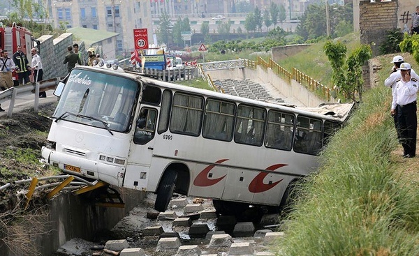 حادثه واژگونی اتوبوس دانش‌آموزان در بزرگراه یادگار امام