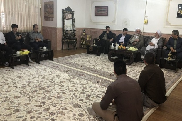 نماینده وزیر فرهنگ با خانواده شهدای منا در مهاباد دیدار کرد