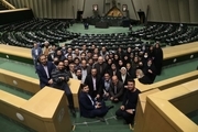عکس یادگاری قالیباف با خبرنگاران پارلمانی پس از پایان بررسی لایحه بودجه 1401