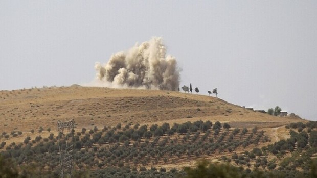 ارتش سوریه کاروان تروریست ها را در ادلب بمباران کرد