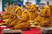 راهبان بودایی در مراسم رسمی تشییع پادشاه تایلند + تصویر