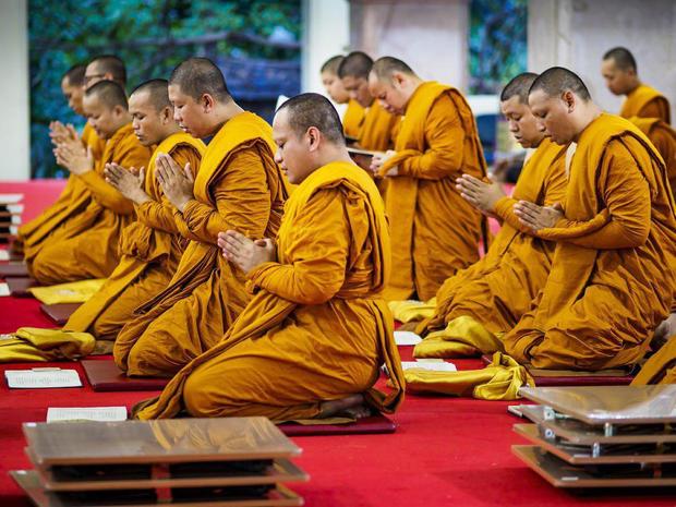 راهبان بودایی در مراسم رسمی تشییع پادشاه تایلند + تصویر
