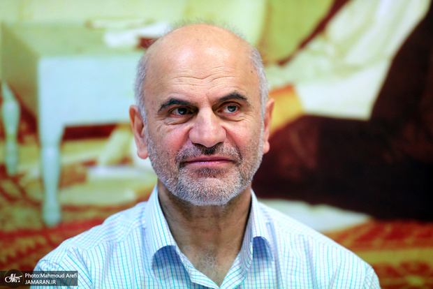 فرشاد مومنی: کار ایران با زنده باد و مرده باد جلو نمی رود