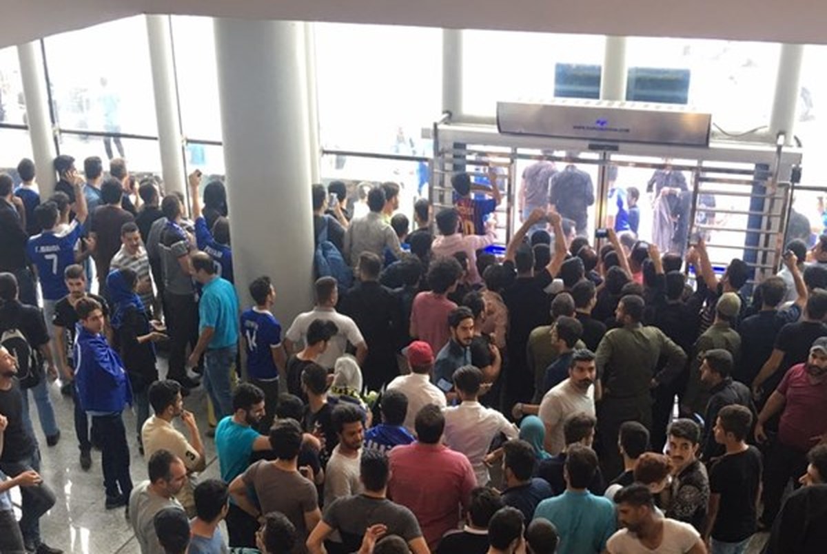 استقبال پرشور هواداران استقلال در فرودگاه رشت+ عکس