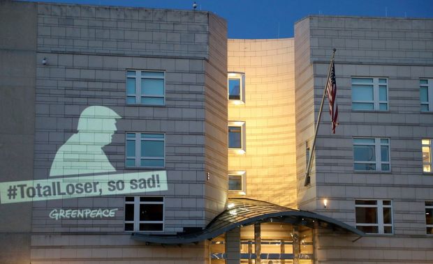 عکس/ اعتراض به ترامپ روی دیوار سفارتخانه