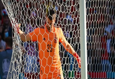 یورو 2020|اقدام جالب دروازه بان اسپانیا پس از دریافت جایزه بهترین بازیکن+عکس
