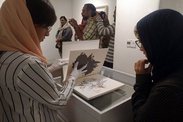 کتاب دست‌ساز هنرمند نقاش در شیراز رونمایی شد
