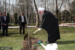 کاشتن نهال توسط رئیس جمهور به مناسبت روز درختکاری