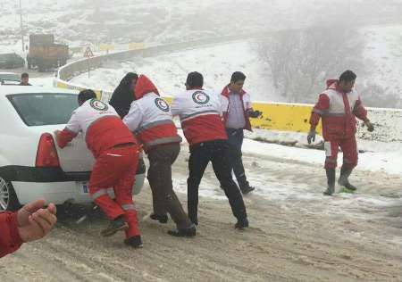 امدادرسانی هلال احمر به 70 خودروی گرفتار در برف و کولاک گردنه قلاجه