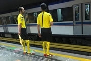 داوران فوتبال در مترو تهران / اخطار به مسافران خاطی با سوت! + عکس