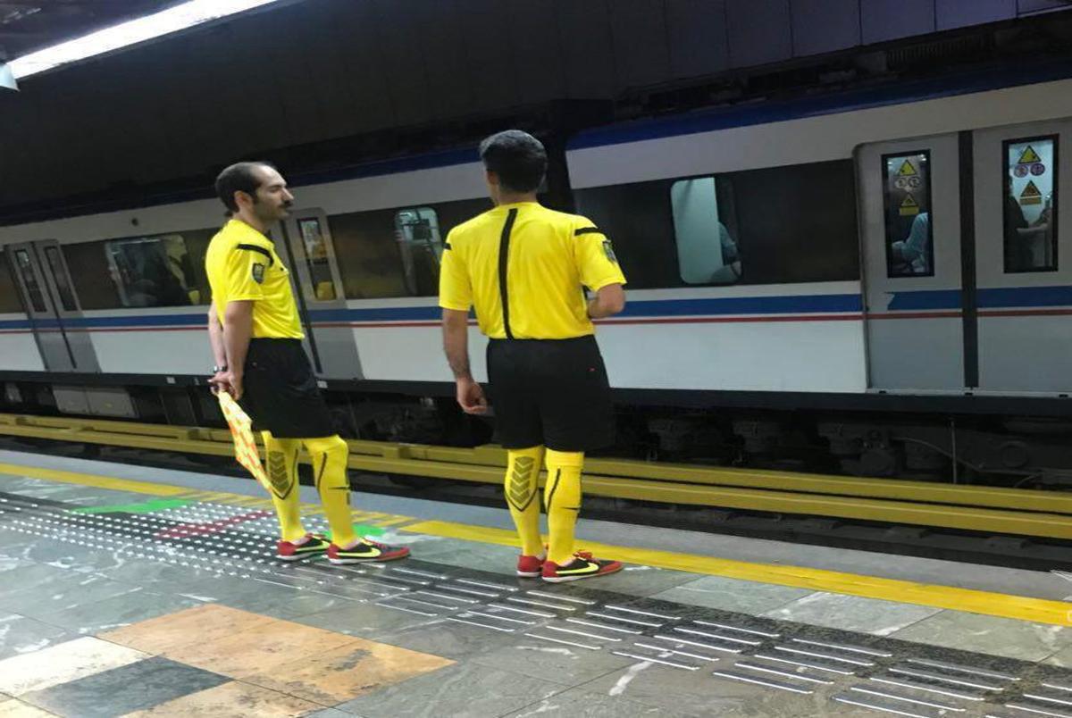 داوران فوتبال در مترو تهران / اخطار به مسافران خاطی با سوت! + عکس