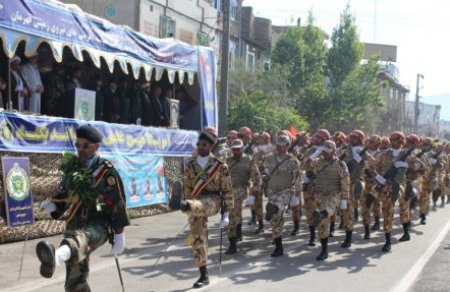 رژه نیروهای مسلح به مناسبت روز ارتش در آزادشهر برگزار شد