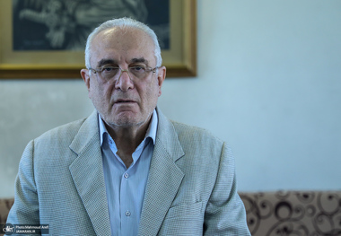 سید محمود آذین، خلبان بازنشسته:  رژه ۴۰ فروند بالگرد در قم، نمایشی باشکوه از اقتدار ارتش پس از انقلاب بود/ امام خمینی با درخواست تکرار رژه، اعتماد خود به هوانیروز را نشان دادند/ هوانیروز، بدون نیاز به کمک خارجی، توانایی‌های ارتش ایران را اثبات کرد