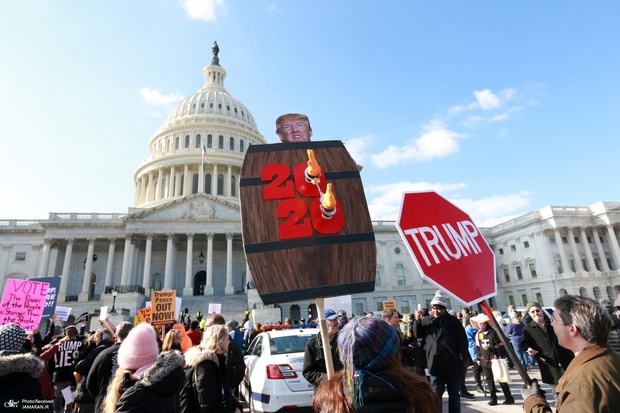 تظاهرات حامیان استیضاح ترامپ مقابل سنای آمریکا+ تصاویر
