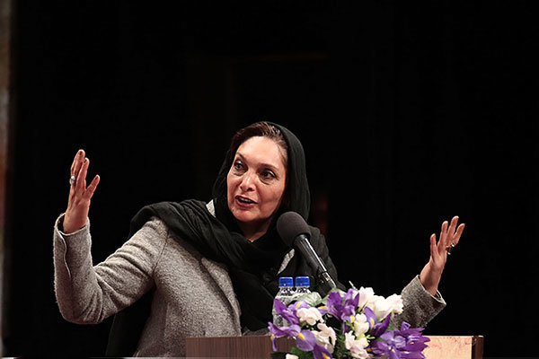 منیژه حکمت: نگذارید سینما دست نامحرمان بیفتد
