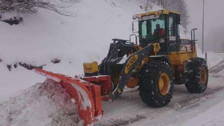 امدادرسانی راهداران به 26 دستگاه خودروی گرفتار در برف در جاده های گیلان