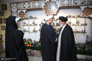 بازدید رئیس موسسه تنظیم و نشر آثار امام خمینی (س) از نمایشگاه عکس «امام دل‌ها‎»  و گذر فرهنگی هفته بر آستان آفتاب