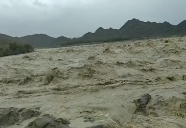  بارش باران در شهر سیل‌زده بنت در استان سیستان و بلوچستان