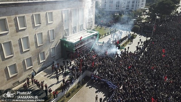 عکس/ حمله معترضان به دفتر نخست وزیر آلبانی