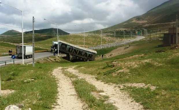 حادثه رانندگی تردد در جاده درگز - قوچان را مختل کرد