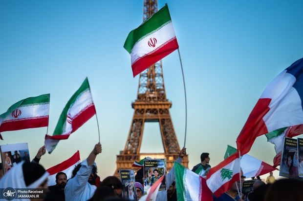 حضور آزادی خواهان و ایرانیان مقیم فرانسه برای حمایت از ایران در کنار برج ایفل + تصاویر