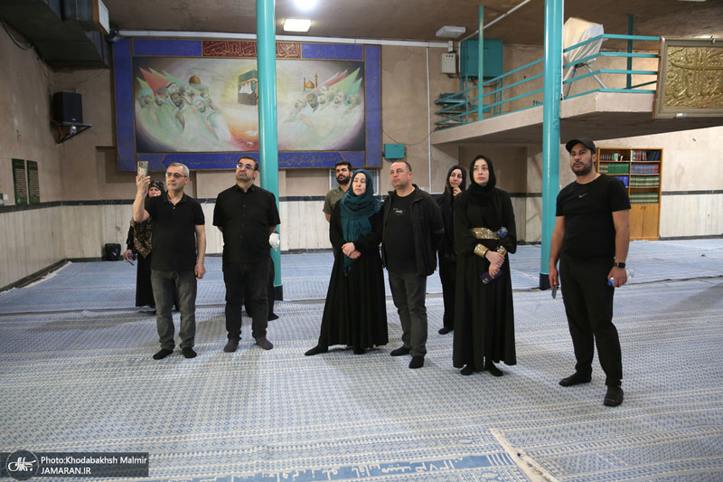 بازدید جمعی از دانش آموزان و مهمانان خارجی از بیت امام خمینی (س) در جماران