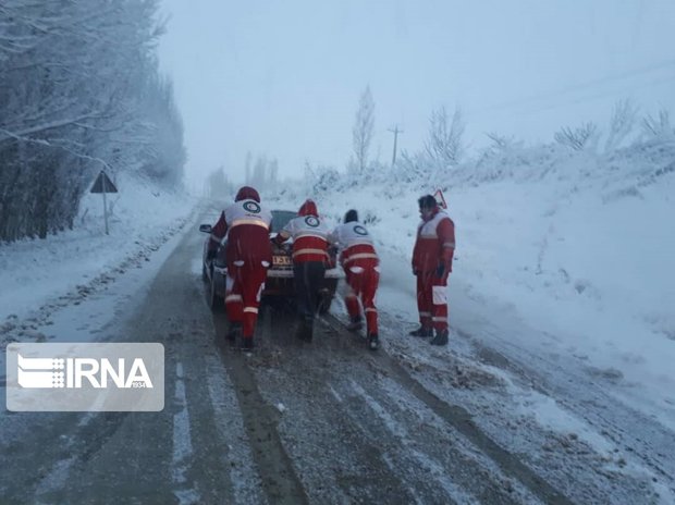 امدادرسانی هلال‌احمر همدان به۵۵۲ مسافر گرفتار در برف