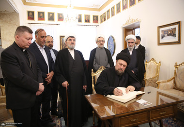 حضور سید حسن خمینی در سفارت واتیکان و امضای دفتر یادبود درگذشت پاپ