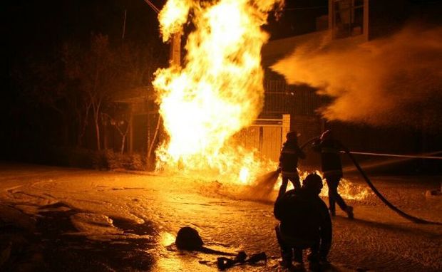 انبار مبل در خیابان امام خمینی(ره) اصفهان دچار آتش سوزی شد