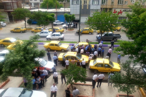 تاکسی داران بوکانی برای تحقق مطالبه های صنفی خود تجمع کردند