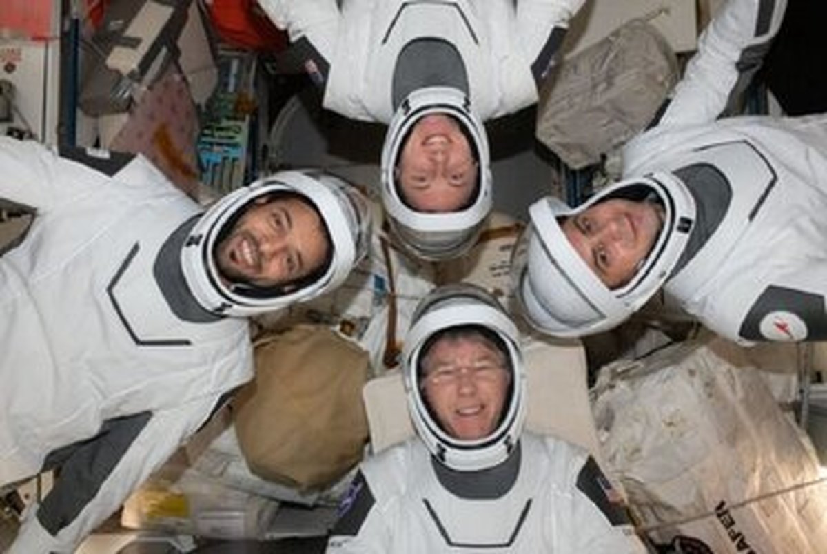 لحظه به زمین رسیدن کپسول فضانوردان ماموریت کرو-۶+ عکس