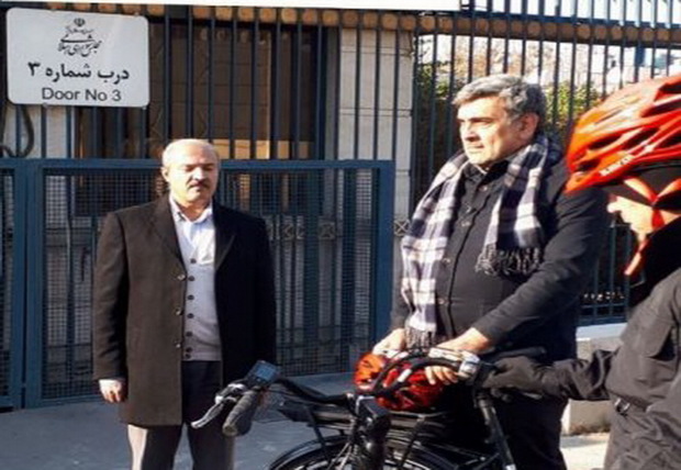 شهردار پایتخت با دوچرخه به بهارستان رفت