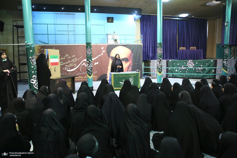 بازدید جمعی از دانش آموزان مدرسه انقلاب کرج از بیت امام خمینی در جماران