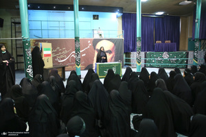 بازدید جمعی از دانش آموزان مدرسه انقلاب کرج از بیت امام خمینی در جماران