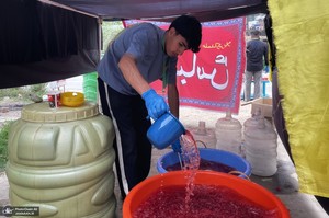 توزیع آب و شربت نذری برای حمایت از مردم غزه در کشمیر