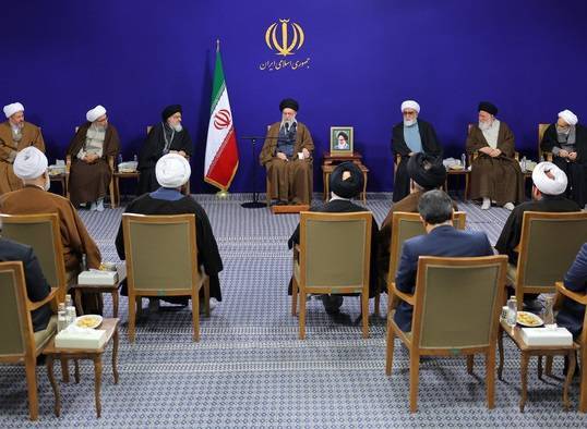 الإمام الخامنئی فی لقاء مع القائمین على مؤتمر إحیاء ذکرى آیة الله السید المیلانی