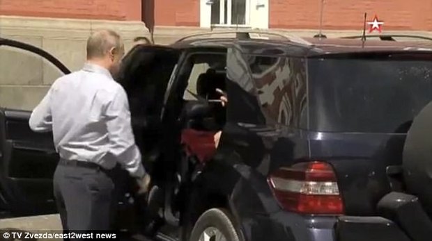 عکس/ زن مرموز در خودروی پوتین کیست؟