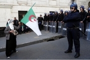 تظاهرات میلیونی الجزایری ها در پایتخت و حمله پلیس ضد شورش به آنها+عکس