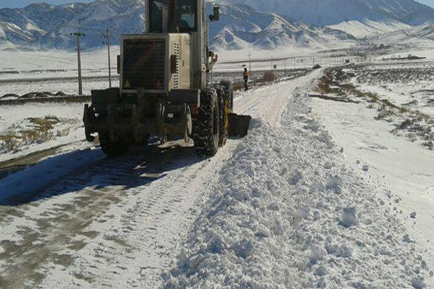 برخی راههای روستایی استان قزوین بر اثر بارش برف مسدود شد