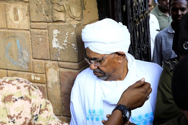 اولین حضور عمر البشیر در انظار عمومی پس از سرنگونی اش+ تصاویر